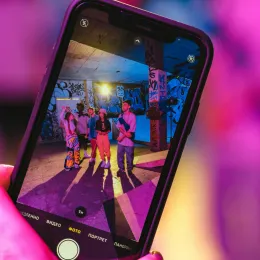 Як штучний інтелект змінює святкові побажання