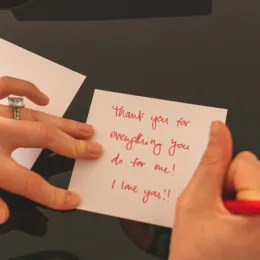 Идеи подарков в последний момент с теплыми поздравлениями